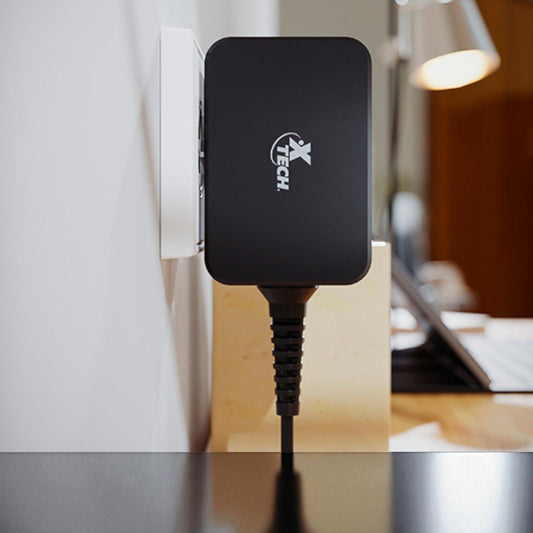 Cargador USB tipo C de 65W con tecnología GaN, carga rápida, cable de 1,8 m. Ideal para laptops, tablets y smartphones. En el Titán Panamá.