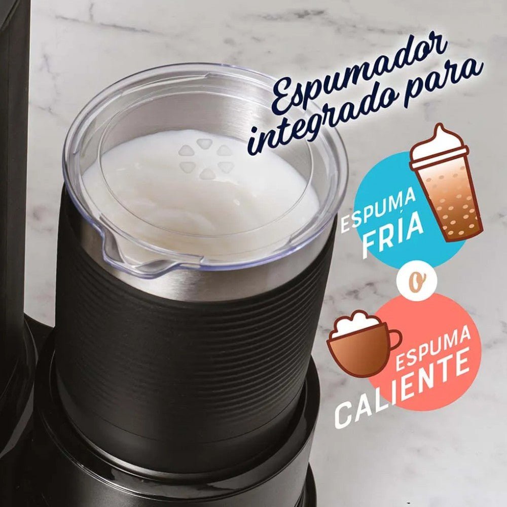 Cafetera Oster 4 en 1 para bebidas calientes y frías. Disponible en Titán Panamá.