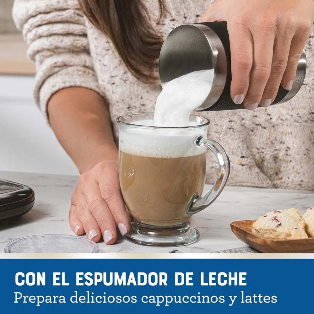 Cafetera Oster 4 en 1 para bebidas calientes y frías. Disponible en Titán Panamá.