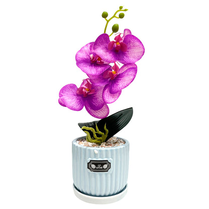 Orquídea artificial en pote decorativo para el hogar.