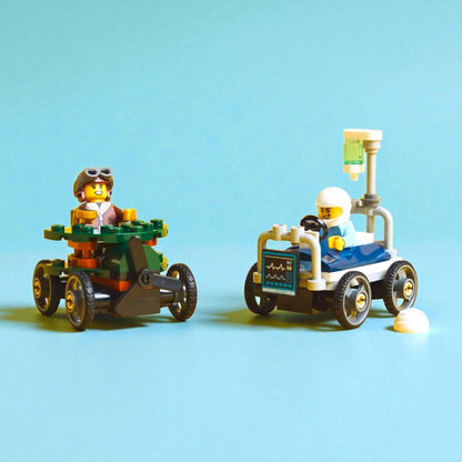 Bloques LEGO Pack de Autos de Carreras: Avión vs. Cama de Hospital