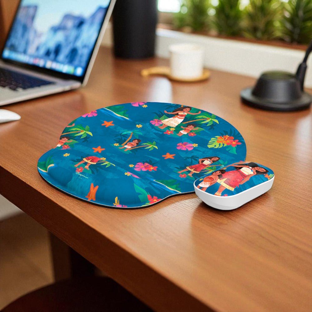 Mouse inalámbrico y alfombrilla temática Disney. Comodidad, precisión y diseño oceánico para tu escritorio. En Titán Panamá.