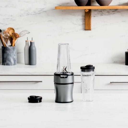 Licuadora personal Ninja BN300 700W color plata, con vasos portátiles y cuchillas Pro Extractor para smoothies y bebidas.
