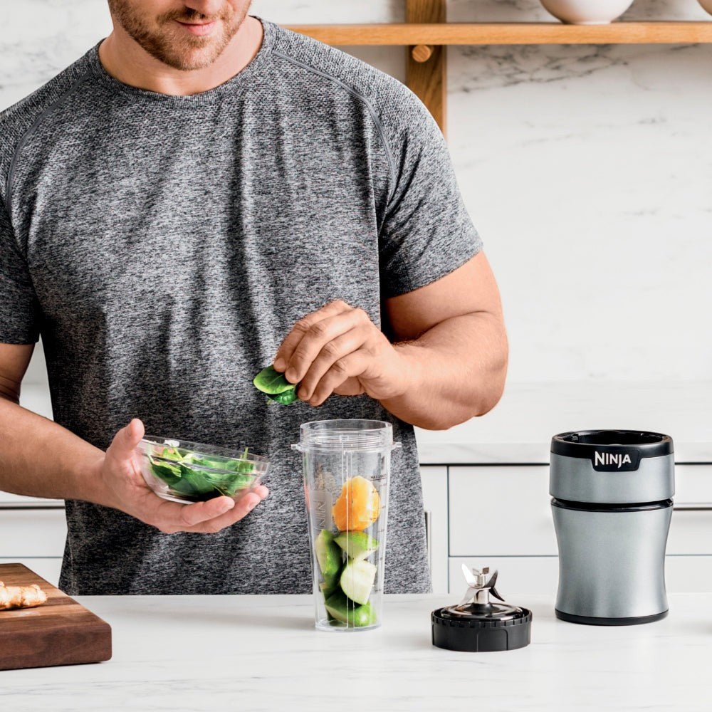Licuadora personal Ninja BN300 700W color plata, con vasos portátiles y cuchillas Pro Extractor para smoothies y bebidas.