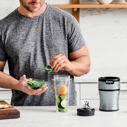 Licuadora personal Ninja BN300 700W color plata, con vasos portátiles y cuchillas Pro Extractor para smoothies y bebidas.