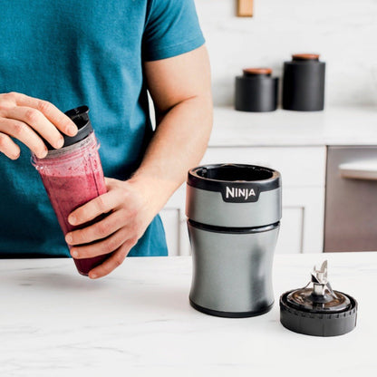 Licuadora personal Ninja BN300 700W color plata, con vasos portátiles y cuchillas Pro Extractor para smoothies y bebidas.