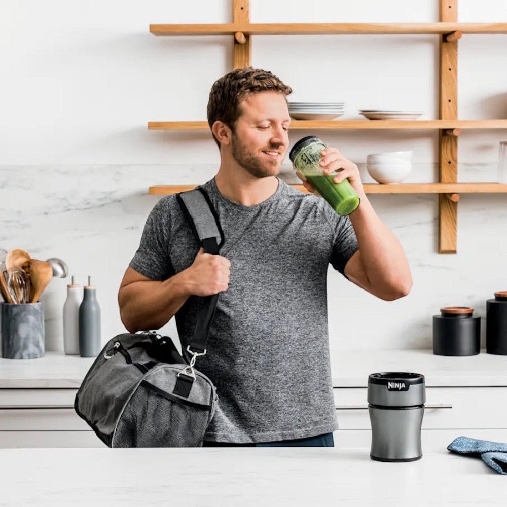 Licuadora personal Ninja BN300 700W color plata, con vasos portátiles y cuchillas Pro Extractor para smoothies y bebidas.