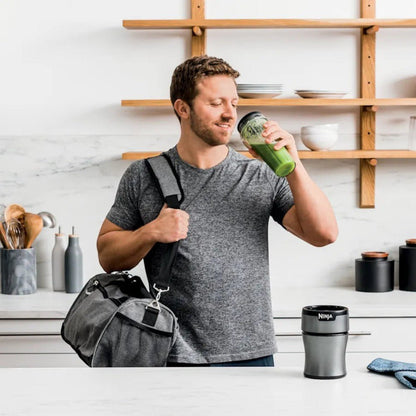 Licuadora personal Ninja BN300 700W color plata, con vasos portátiles y cuchillas Pro Extractor para smoothies y bebidas.