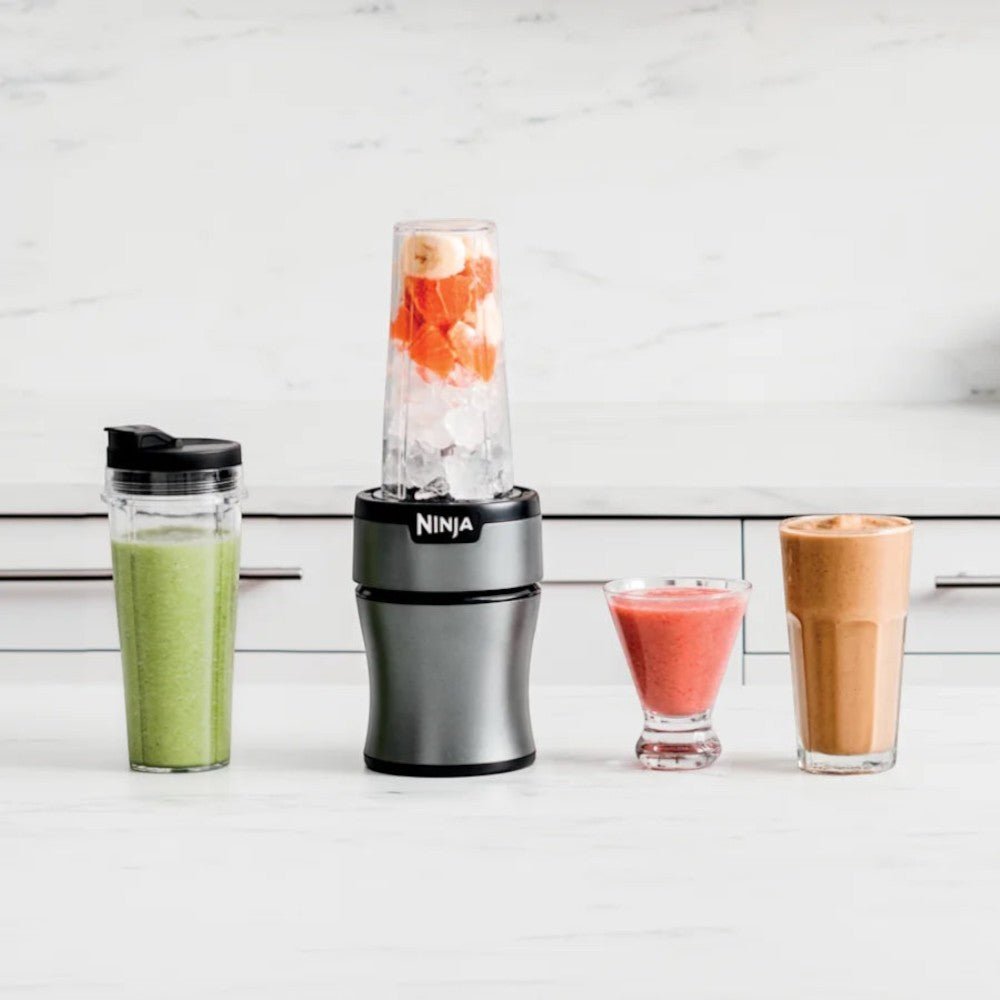 Licuadora personal Ninja BN300 700W color plata, con vasos portátiles y cuchillas Pro Extractor para smoothies y bebidas.