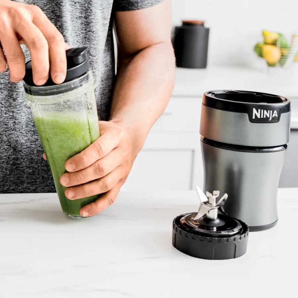 Licuadora personal Ninja BN300 700W color plata, con vasos portátiles y cuchillas Pro Extractor para smoothies y bebidas.