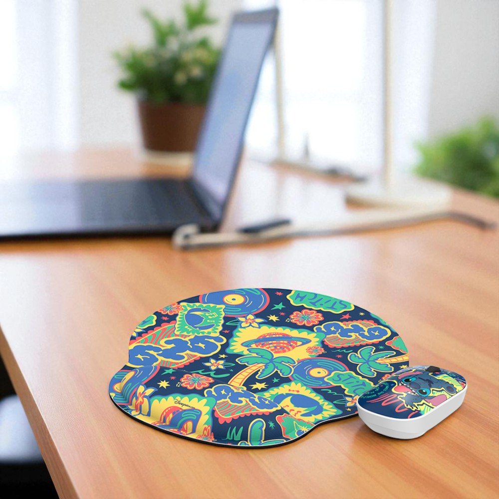 Mouse inalámbrico y alfombrilla con diseño Disney Lilo y Stitch, que combina estilo y la magia del océano en tu escritorio. Encuéntralo en Titán Panamá.