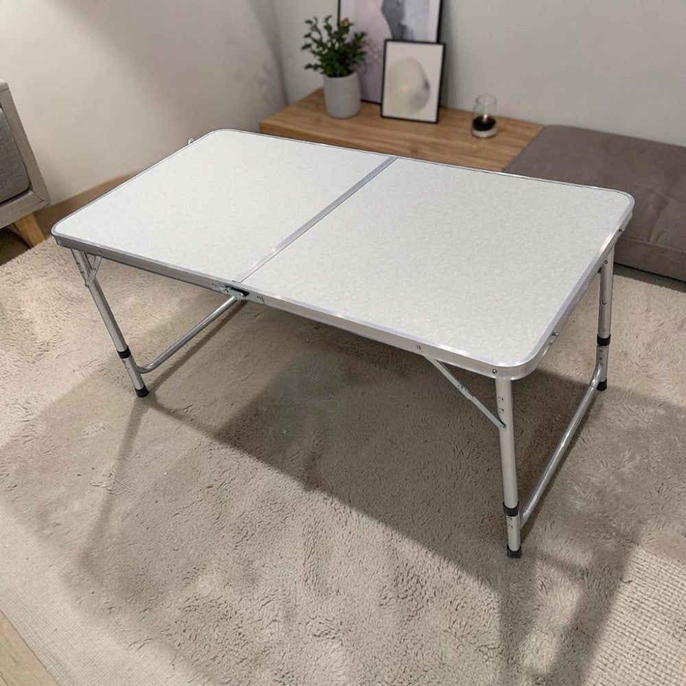 Mesa plegable Kennedy Home con estructura metálica y patas abatibles.