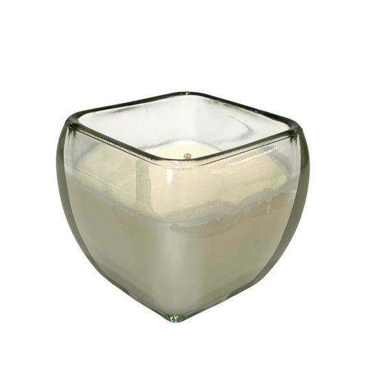 Vela aromática East West de 5 oz en envase de vidrio.