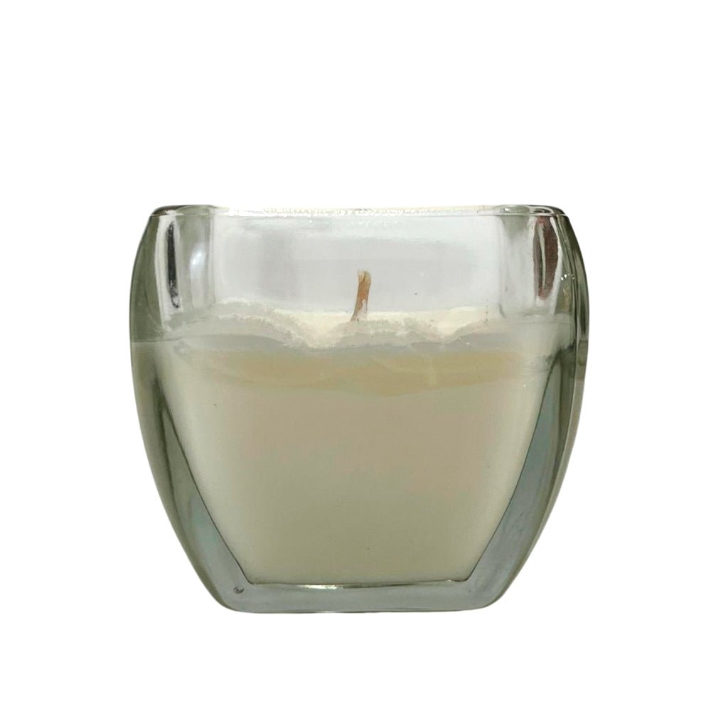 Vela aromática East West de 5 oz en envase de vidrio.