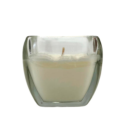 Vela aromática East West de 5 oz en envase de vidrio.